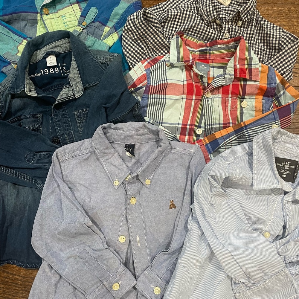 button down shirts. 2T. 4 baby gap, 1 crew cuts, 1 H&M. All EUC.